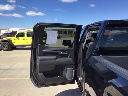 Used 2025 GMC Sierra 1500 SLT AWD/4WD image 13