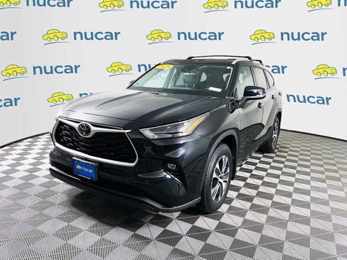 Used 2023 Toyota Highlander XLE image 3