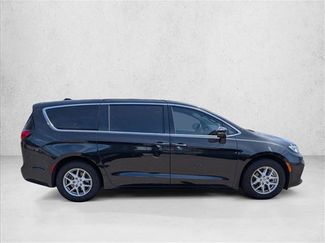 Used 2023 Chrysler Pacifica Touring-L FWD video 4