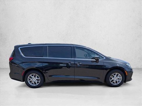 Used 2023 Chrysler Pacifica Touring-L FWD image 4