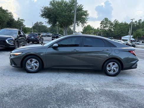 Used 2024 Hyundai Elantra SE FWD image 4
