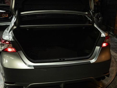 Used 2020 Toyota Camry SE w/ Carpet Mat Package FWD image 7