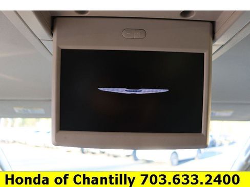 Used 2013 Chrysler Town & Country Touring-L image 23