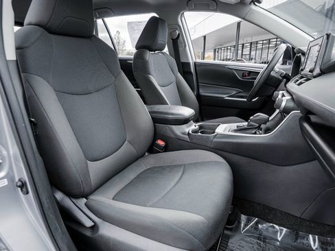 Used 2021 Toyota RAV4 LE image 12