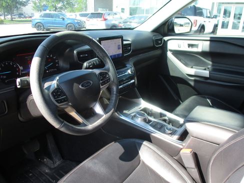 Used 2022 Ford Explorer Limited w/ Hybrid Equipment Group 310A AWD/4WD image 9