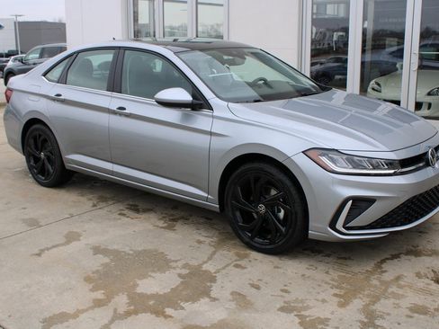 Certified 2025 Volkswagen Jetta SE image 1