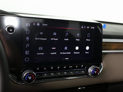 Used 2025 GMC Canyon Denali image 18