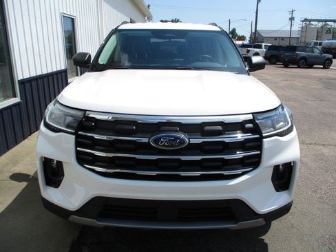 Used 2025 Ford Explorer Active w/ Active Comfort Package AWD/4WD image 3