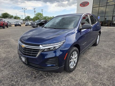 Used 2023 Chevrolet Equinox LS AWD/4WD image 3