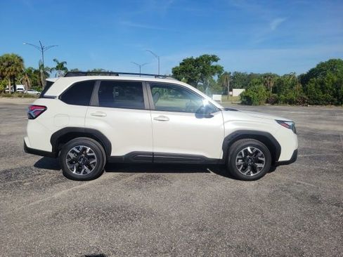 Used 2025 Subaru Forester Premium AWD/4WD image 4