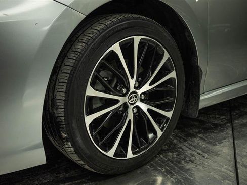 Used 2020 Toyota Camry SE w/ Carpet Mat Package FWD image 3