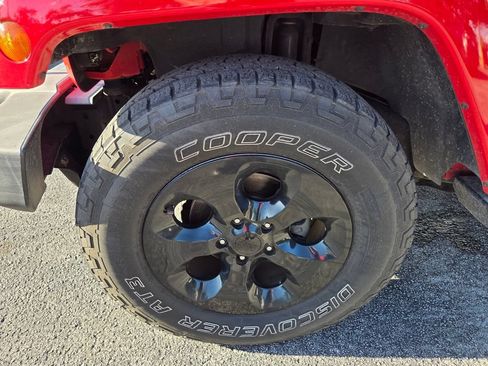 Used 2015 Jeep Wrangler Unlimited Sahara w/ Connectivity Group AWD/4WD image 17