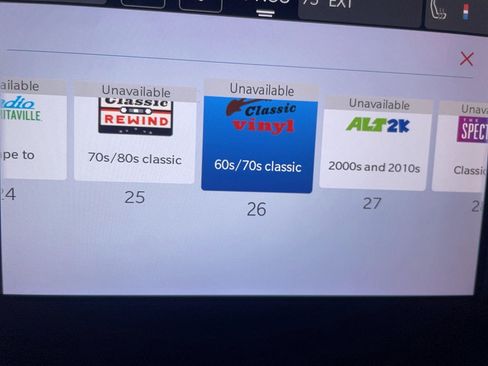 Used 2023 Chrysler Voyager LX FWD image 13