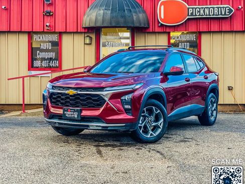 Used 2025 Chevrolet Trax LT w/ LT Convenience Package image 2