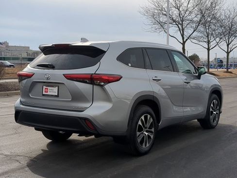 Certified 2021 Toyota Highlander XLE image 5