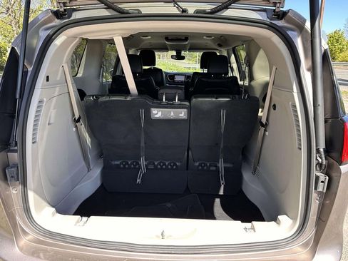 Used 2018 Chrysler Pacifica Touring-L FWD image 7
