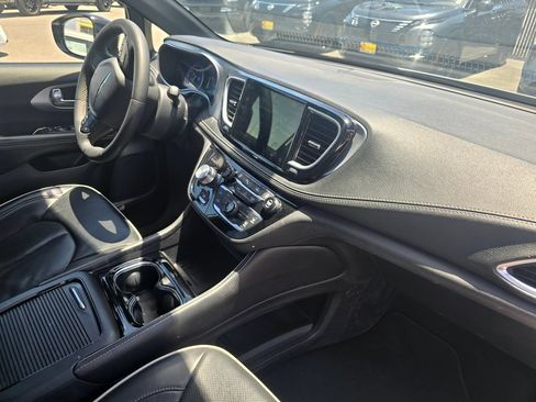 Used 2025 Chrysler Pacifica Limited FWD image 7