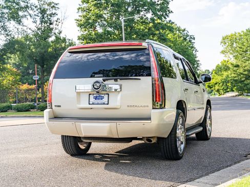 Used 2011 Cadillac Escalade Luxury AWD/4WD image 6