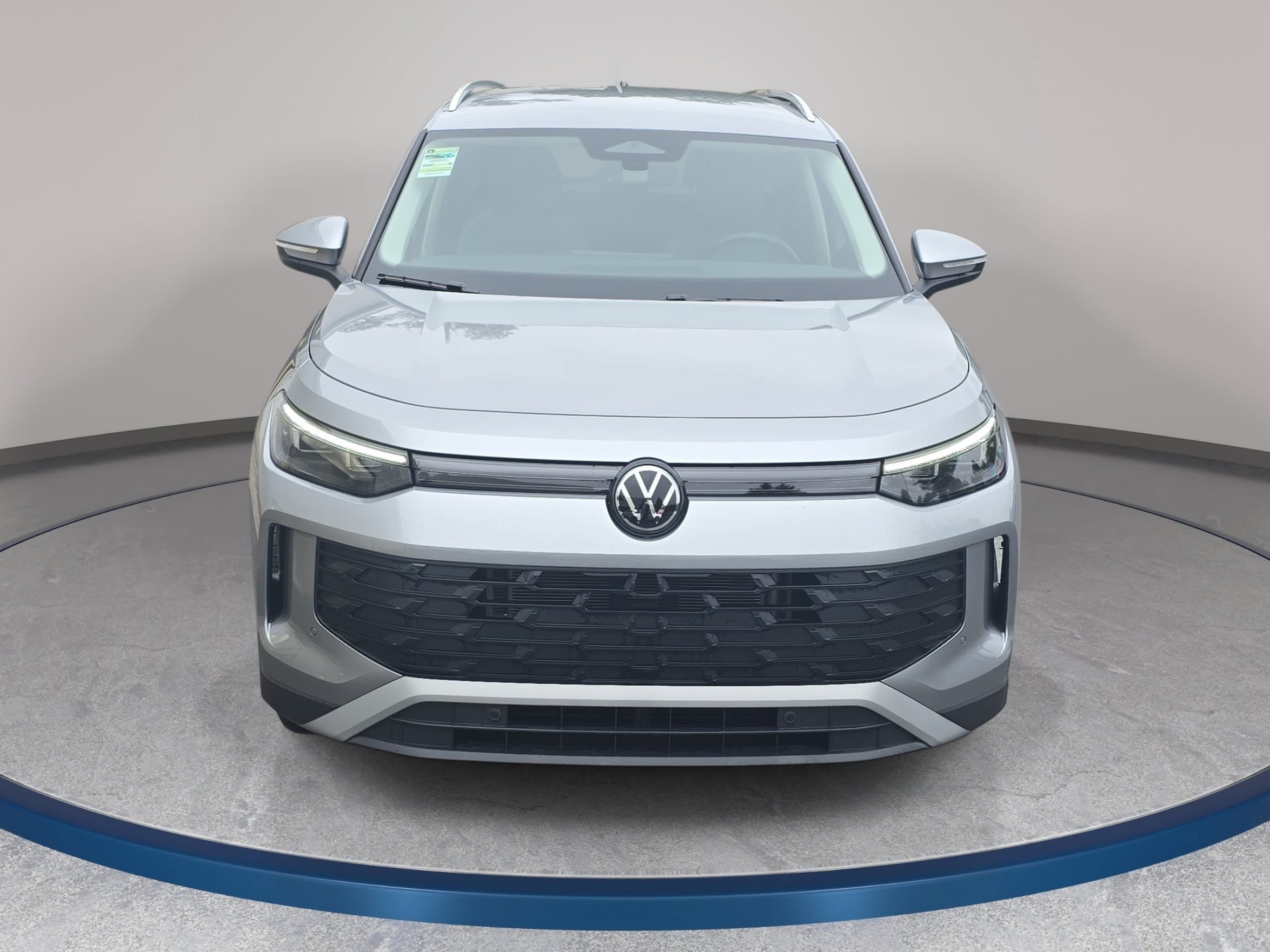 Used 2025 Volkswagen Tiguan SE AWD/4WD image 2