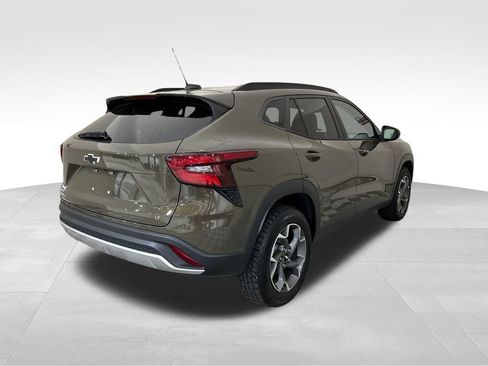 Used 2024 Chevrolet Trax LT w/ Sunroof Package FWD image 5