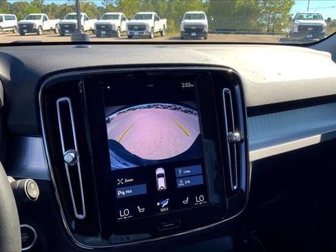 Used 2022 Volvo XC40 T5 Momentum image 55