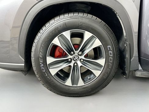 Used 2024 Toyota Highlander XLE image 33