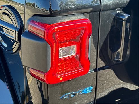 Used 2022 Jeep Wrangler Unlimited Sahara AWD/4WD image 25