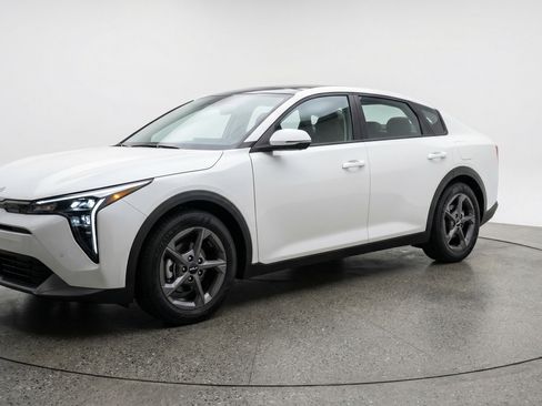 Used 2025 Kia K4 LXS image 3