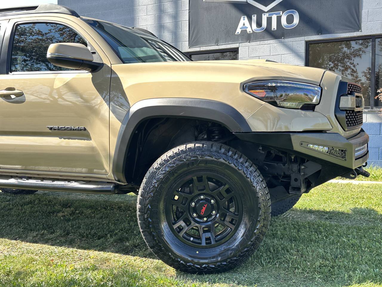 Used 2016 Toyota Tacoma TRD Off-Road AWD/4WD image 3