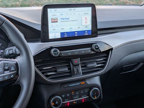 Certified 2022 Ford Escape SE w/ Cold Weather Package image 17