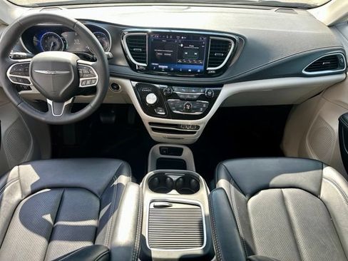 Used 2024 Chrysler Pacifica Touring-L AWD/4WD image 17