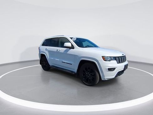 Used 2018 Jeep Grand Cherokee Altitude image 2