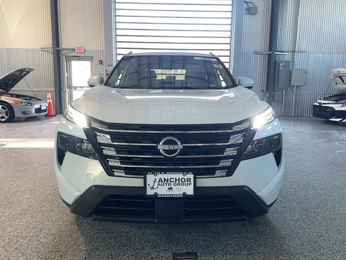 Used 2024 Nissan Rogue SV w/ SV Premium Package image 2