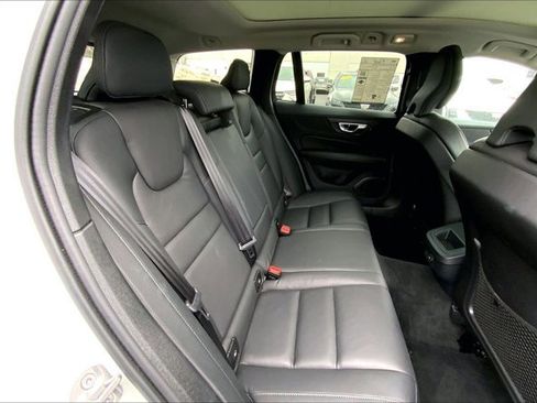 Used 2025 Volvo V60 B5 Cross Country Plus image 27