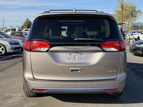 Used 2017 Chrysler Pacifica Limited image 5