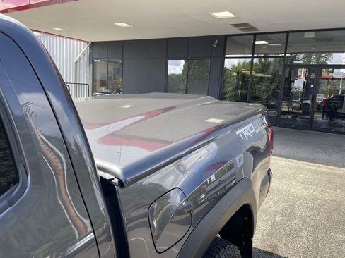 Used 2018 Toyota Tacoma TRD Off-Road w/ Technology Package AWD/4WD image 10