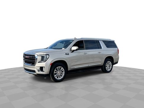 Used 2023 GMC Yukon XL SLT w/ SLT Luxury Package image 4