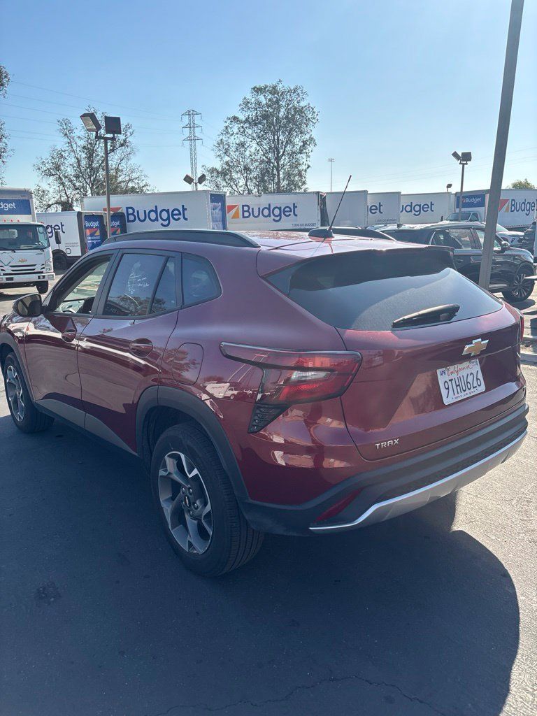 Used 2025 Chevrolet Trax LT w/ LT Convenience Package FWD image 5