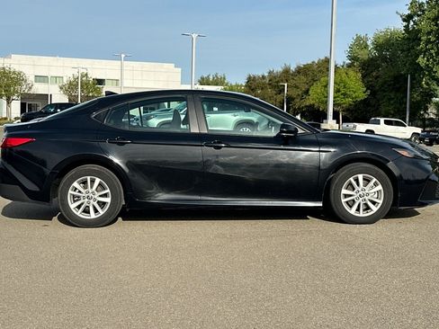 Used 2025 Toyota Camry LE image 3