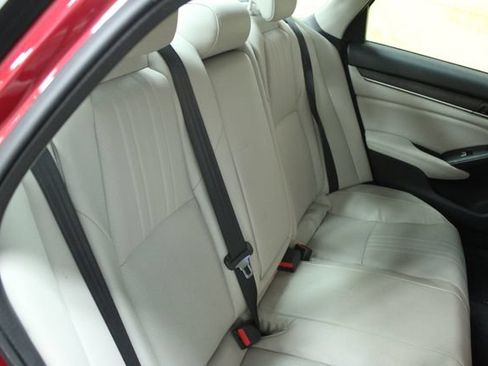 Used 2018 Honda Accord Touring image 9