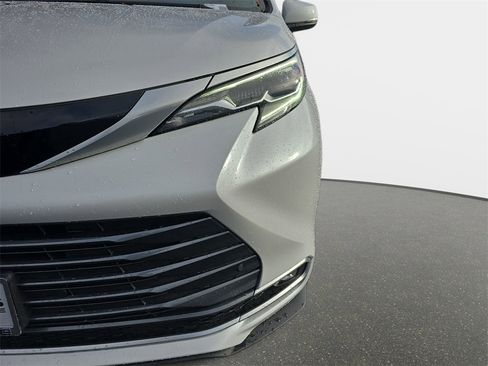 Used 2024 Toyota Sienna Platinum image 36