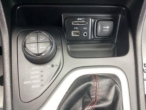 Certified 2017 Jeep Cherokee Trailhawk w/ Cold Weather Group image 28