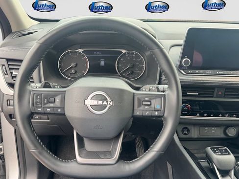 Used 2025 Nissan Rogue SV FWD image 18