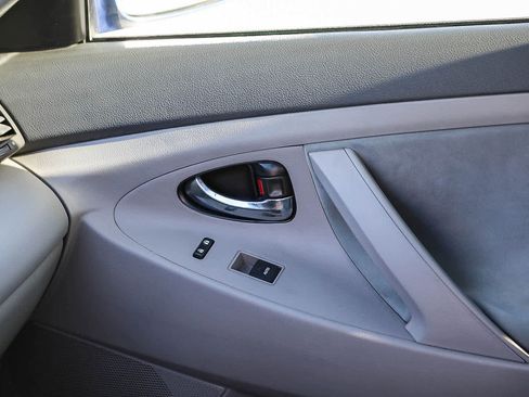 Used 2010 Toyota Camry LE image 21