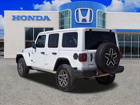 Used 2025 Jeep Wrangler Unlimited Sahara AWD/4WD image 3