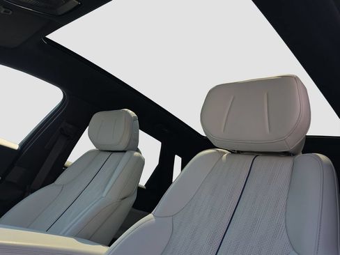 Used 2024 Cadillac Lyriq Luxury RWD image 8