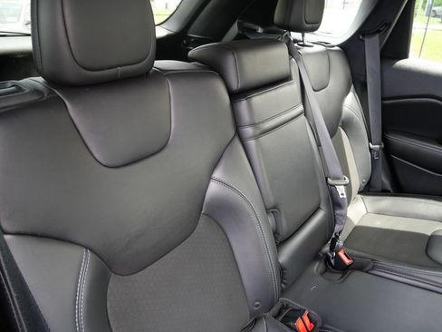 Used 2019 Jeep Cherokee Latitude Plus w/ Cold Weather Group AWD/4WD image 31