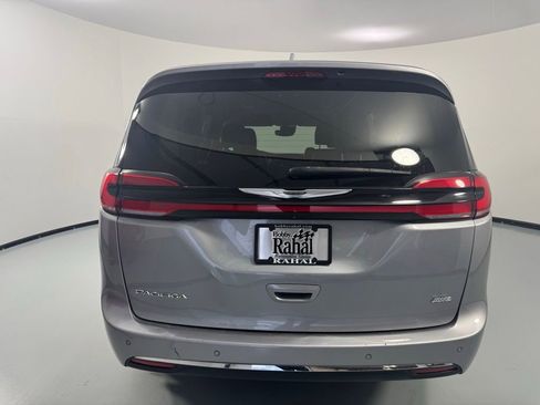 Used 2021 Chrysler Pacifica Touring-L w/ Uconnect Theater Family Group AWD/4WD image 6