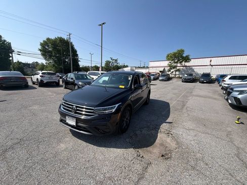 Used 2023 Volkswagen Tiguan SE FWD image 3