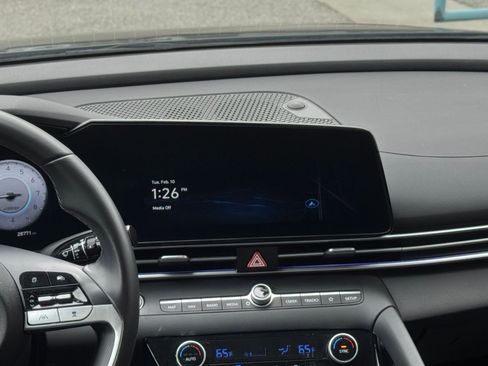 Used 2025 Hyundai Elantra Limited image 17